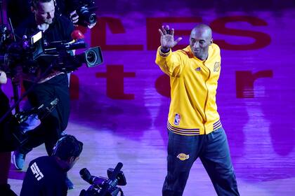 Kobe Bryant saluda a los fanáticos antes de su último partido para Los Angeles Lakers contra Utah Jazz