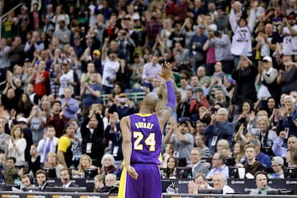 Kobe Bryant saluda mientras sale de la cancha durante la segunda mitad de un juego de baloncesto de la NBA contra los Utah Jazz