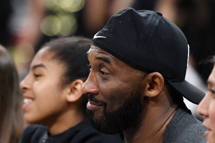 Kobe Bryant y, de fondo, su hija Gigi, quien falleció en el accidente a sus 13 años