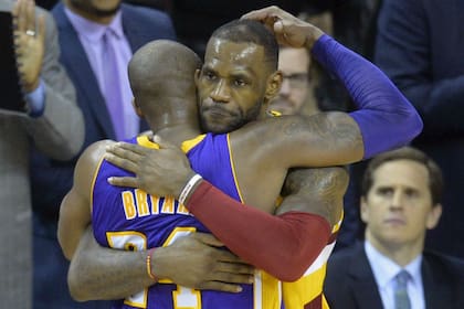 Kobe Bryant y LeBron James, anoche en el duelo entre Lakers y Cavs