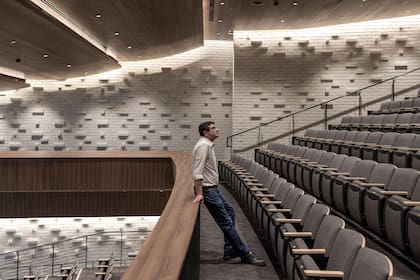 Kobi Sitt, productor de la serie, en el auditorio donde fue juzgado Eichmann
