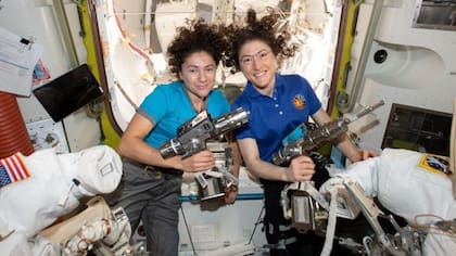 Koch (derecha) estableció un récord del vuelo espacial más largo realizado por una mujer tras el tiempo que pasó en la Estación Espacial Internacional en 2019.