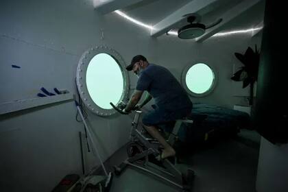 Koch desde la cápsula observa la vida marina.