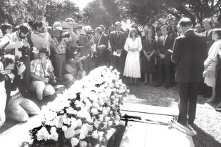 Kodama en la despedida a su marido, en el Cementerio de Personalidades Ilustres de Ginebra, Suiza, el 18 de junio de 1986.