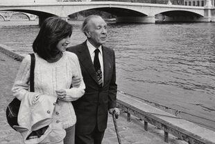 Kodama junto a Borges paseando junto al Sena, París, en 1977. Se conocieron cuando ella era una alumna de bachillerato y estudiaron juntos literatura inglesa antigua. 