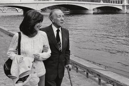 Kodama junto a Borges paseando junto al Sena, París, en 1977. Se conocieron cuando ella era una alumna de bachillerato y estudiaron juntos literatura inglesa antigua.