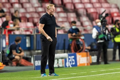 Koeman da indicaciones a los gritos, pero Barcelona no mejora
