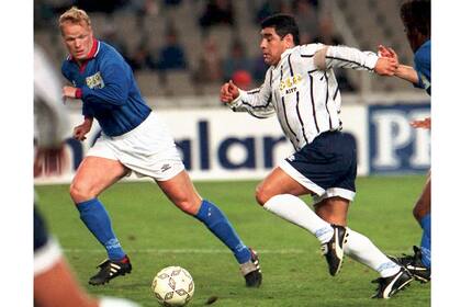Koeman sale al cruce de Maradona en el partido disputado en 1997 en Barcelona entre el combinado de Europa y el Resto del Mundo