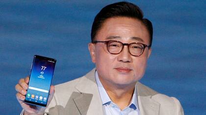 Koh Dong-jin, director de Samsung Mobile, junto al Galaxy Note 8