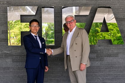 Koji Kobayashi, director ejecutivo de Konami, y Romy Gai, director de la División Comercial de la FIFA