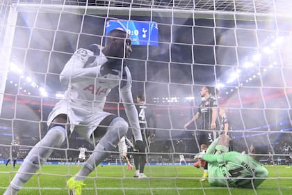 Kolo Muani dentro del arco, iniciará la celebración de su gol, el primero en el triunfo de Tottenham; los Spurs, de mal presente en la Premier League, se redimen en la Champions