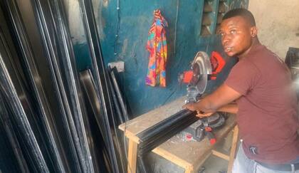 Komba Johnbull se alegra de que sus hijos no sufrirán una pobreza agobiante