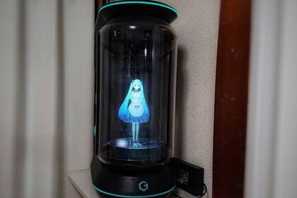 Kondo espera que un día el holograma pueda salir de su caja