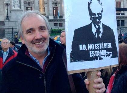 Kornblihtt sostiene una pancarta con su propio meme.