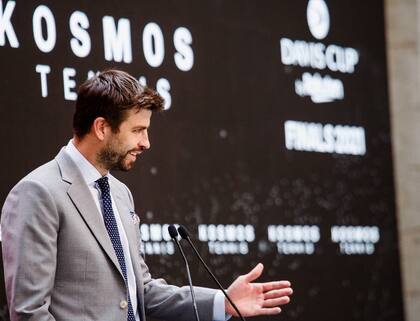 Kosmos es la empresa productora que Piqué fundó en 2017 con apoyo de Hiroshi Mikitani, con el objetivo de "reinventar los negocios de medios y deportes"