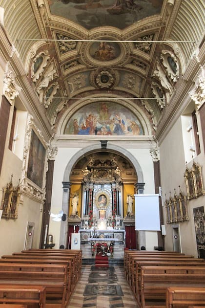 La gente lo conoce como Kapela por su capilla.