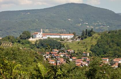 Está entre los más visitados de la zona y se destaca por su biblioteca.