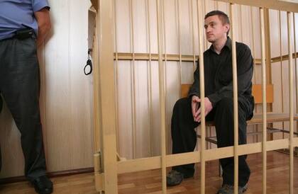 Kostantin Rudnev, detenido en una celda a la espera de ser juzgado en la corte del distrito de Novosibirsk, en la Federación Rusa