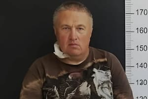 Kostantin Rudnev, tras su detención en Bariloche, y con un apósito en el cuello que le fue colocado para obturar la herida que él mismo se provocó con una hoja de afeitar antes de ser arrestado