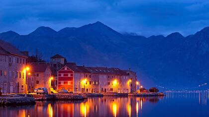 Kotor, de noche, sobre el Adriático