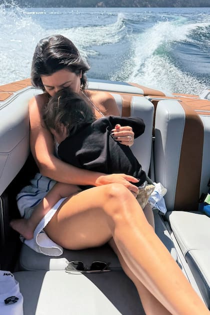 Kourtney y Rocky
en una lancha, en
Idaho, donde se ve
que el bebé no tiene
puesto el salvavidas
