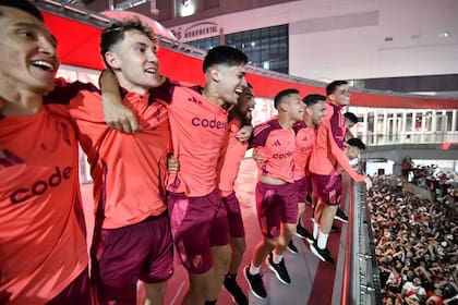 Kranevitter, Colidio y Solari, en la primera fila de jugadores en el balcón del Monumental, de cara a los hinchas que los fueron a apoyar de cara al partido de este miércoles