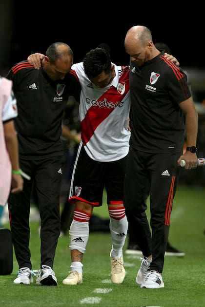 Kranevitter solamente pudo jugar 6 minutos y debió salir con asistencia