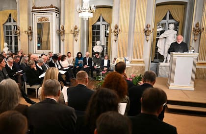Krasznahorkai dio su conferencia en húngaro, en el edificio de la Bolsa de Valores de la Academia Sueca