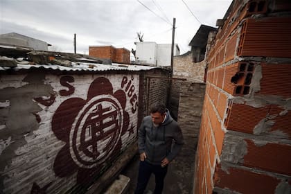 Diego Kravetz camina por Villa Sapito, en Lanús, cuando era secretario de Seguridad del municipio