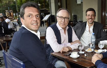 Kravetz, cuando jugaba para Massa en la Ciudad, en 2015; en el centro, Guillermo Nielsen, actual embajador en Paraguay