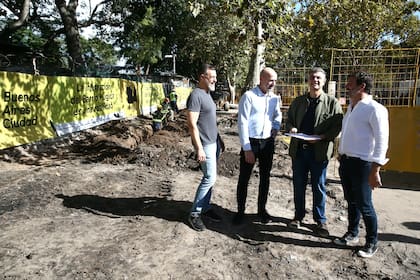 Kravetz, Wolff, Macri y Baistrocchi durante la recorrida sobre el espacio que ocupaba la feria cerca de la villa 31