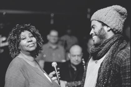 Aretha con Lenny Kravitz; la comunidad artística, de luto