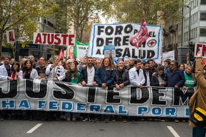 kreplak, Aguiar y De Isasi, al frente de la marcha