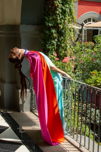 Kris Goyry plasmó su visión del talento latinoamericano en un vestido en donde el color es el principal protagonista.