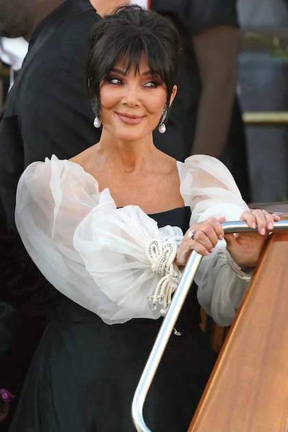 Kris Jenner con
un vestido estilo vintage con mangas
abullonadas de chiffon, de Valentino.
