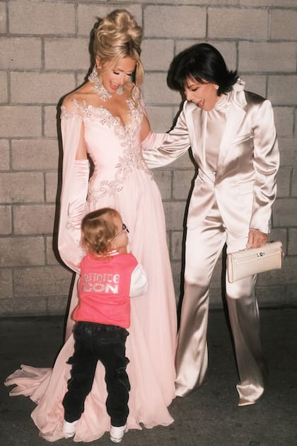 Kris Jenner, en un traje color plata, fue una de las celebridades que dijeron presente