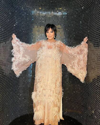 Kris Jenner usa vestido de Dolce & Gabbana