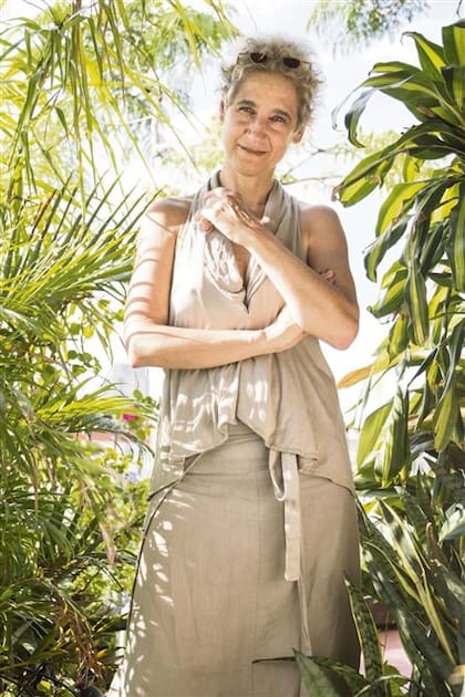 Kris Nikilison en su propio vergel, su hogar, donde filmó su elogiada película