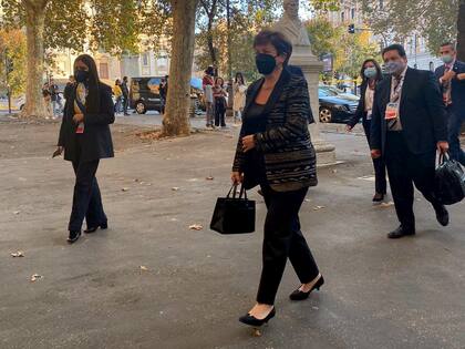 Kristalina Georgieva al ingresar a la embajada argentina en Roma para reunirse con Alberto Fernández.