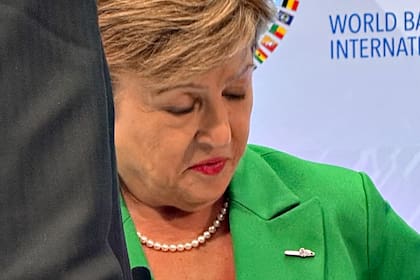 Kristalina Georgieva, con el pin de la motosierra que le regaló Federico Sturzenegger.