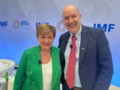Kristalina Georgieva y Federico Sturzenegger, con los pines de la motosierra en la sede del FMI.