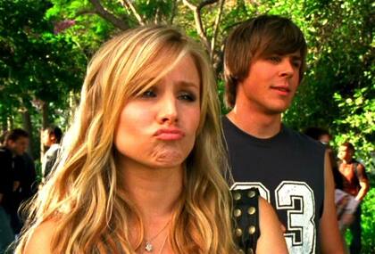 Kristen Bell en el papel de Verónica Mars, una joven de secundaria que resuelve casos desde su rol de semi geek