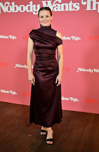 Kristen Bell optó por un diseño de escote irregular en tono borravino para recorrer la alfombra roja del estreno de su último trabajo