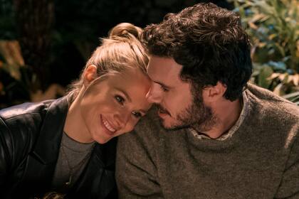 Kristen Bell y Adam Brody en la comedia romántica Nadie quiere esto