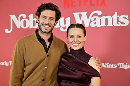 Kristen Bell y Adam Brody, los protagonistas de Nadie quiere esto, durante el estreno de la serie de Netflix en Los Ángeles. Los artistas le dan vida a una presentadora de podcast y un rabino que acaba de quedar soltero y que se enamoran deben afrontar el desafío de compatibilizar sus diferentes estilos de vida