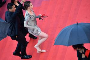 Cannes 2018: Kristen Stewart se rebeló y caminó la alfombra roja descalza