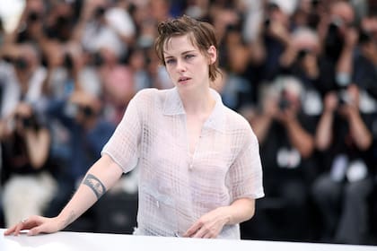 Kristen Stewart eligió un conjunto de Chanel compuesto por una camisa de manga corta y falda midi, ambas transparentes