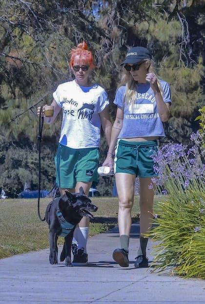 ¡Kristen Stewart está de estreno! La protagonista de Crepúsculo sorprendió con un nuevo color de cabello mientras da un paseo junto a su esposa, Dylan Meyer y su perro. La pareja lució shorts y remeras combinadas para su caminata por Griffith Park
