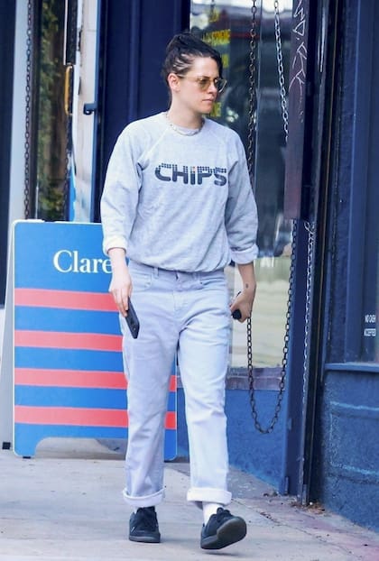 Kristen Stewart intentó pasar desapercibida con lentes oscuros y un atuendo poco glamoroso, pero los paparazzi la descubrieron cuando salía de un salón de depilación en el barrio de Silver Lake de Los Ángeles