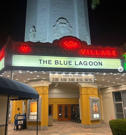 Kristen Stewart no es la primera estrella en rescatar un cine o teatro histórico, Steven Spielberg y Bradley Cooper se unieron para salvar el Village Theater (Instagram/@alisonmartino)